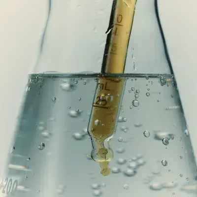 Pipette graduée plongée dans une fiole Erlenmeyer