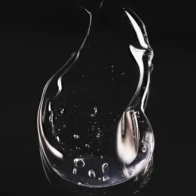 Goutte d’eau isolée sur fond noir