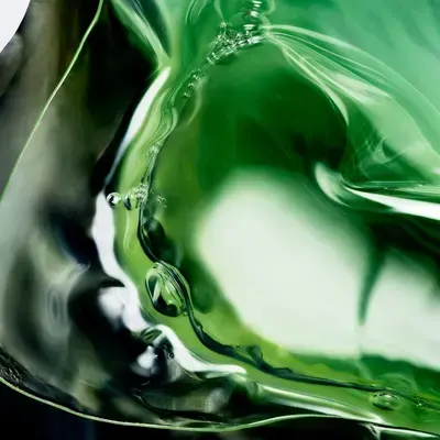 Verre vert en fusion, reflets liquides
