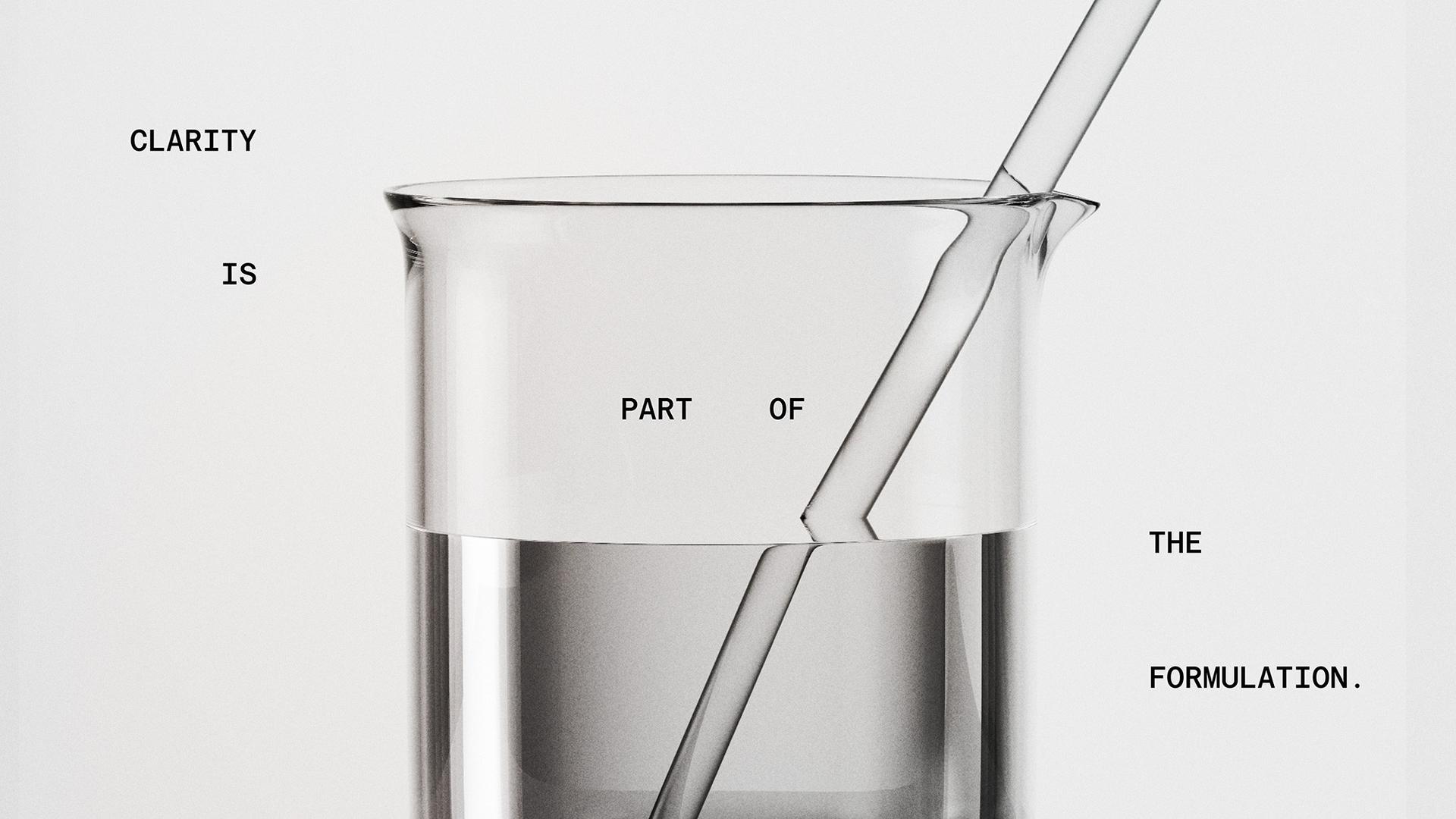 Bécher de laboratoire rempli d'un liquide clair, baguette de verre en biais - légende « Clarity is part of the formulation »