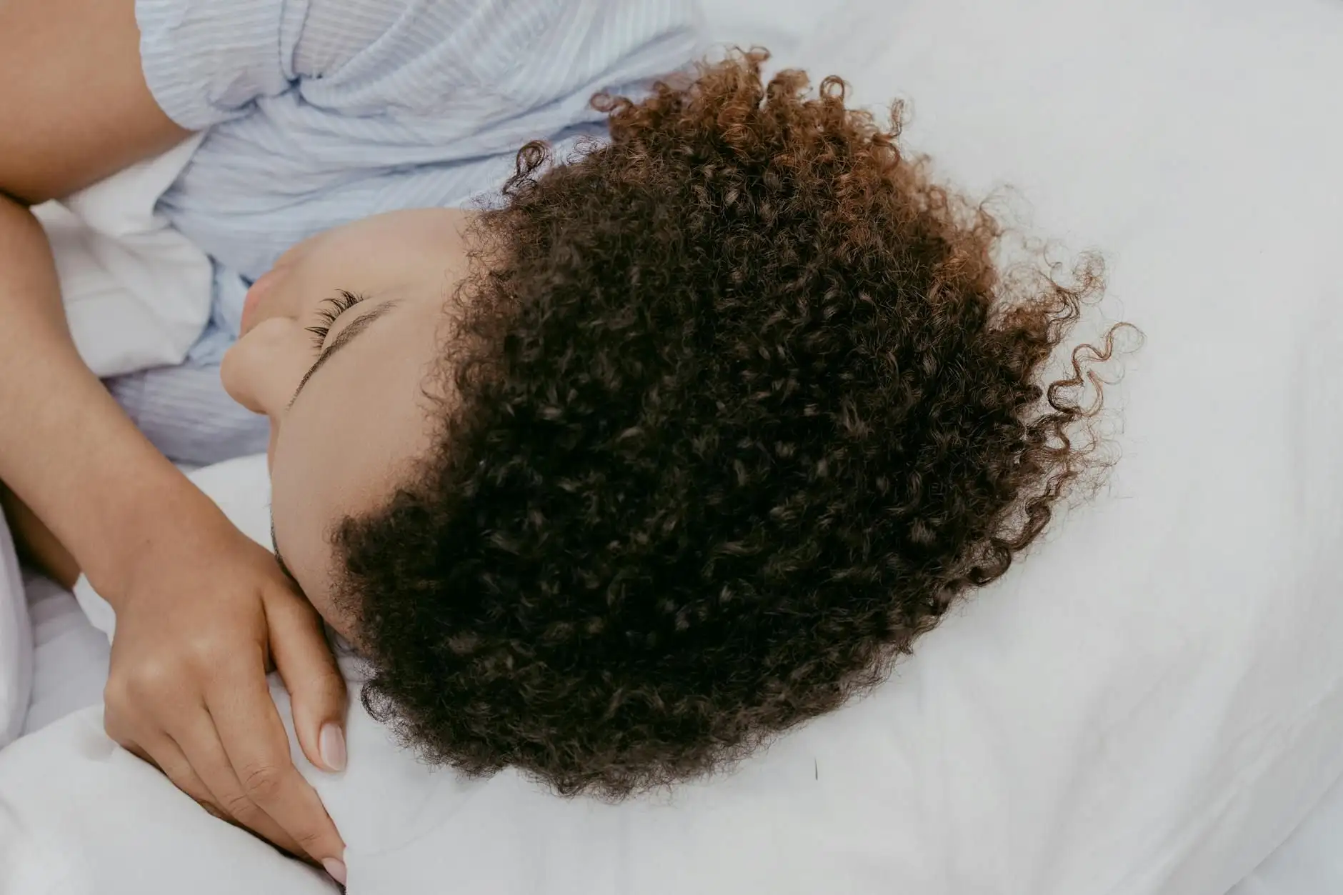 Sleeping with back pain: useful positions and advice